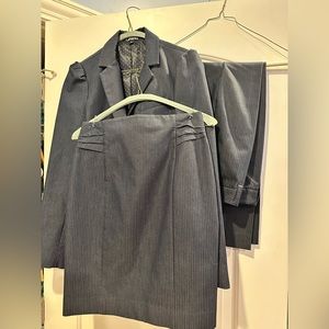 Navy Blue/White Pinstripe Women’s Express Suit set - jacket/pants/skirt Size 2